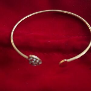 Chic Gold Bracelet with Crystal Detailing